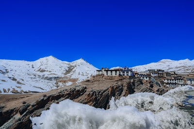 白昼蓝天雪山